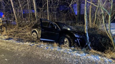 Koniuszowa – samochód osobowy wypadł z drogi i uderzył w drzewo