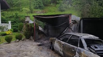 Posadowa Mogilska – pożar samochodu osobowego w blaszanym garażu