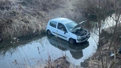 Librantowa – samochód osobowy wypadł z drogi i wpadł do rzeki